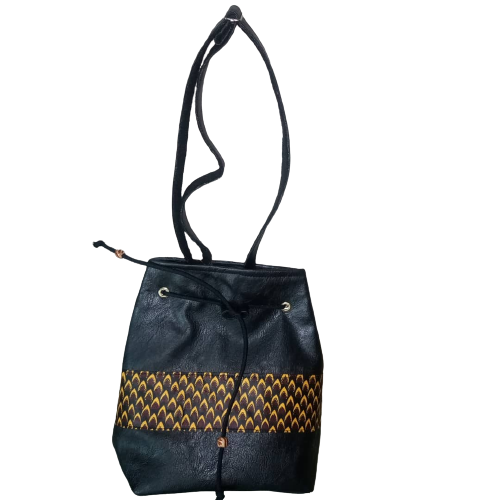 Bucket bags with pull string